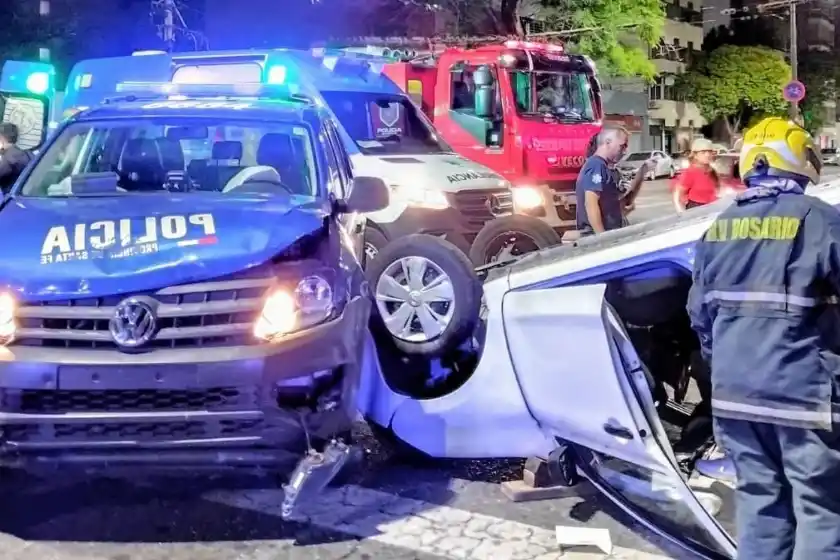 Dos heridos en un fuerte choque entre un patrullero y un auto