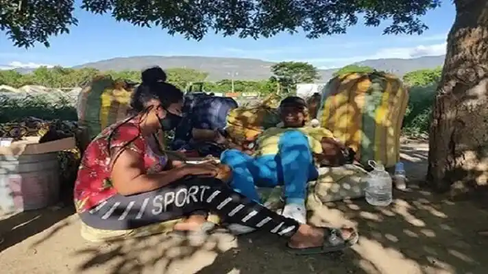 ESCAPAN DE LA CRISIS A PIE Y ENCIMA LOS HUMILLAN: el drama humano de los caminantes venezolanos