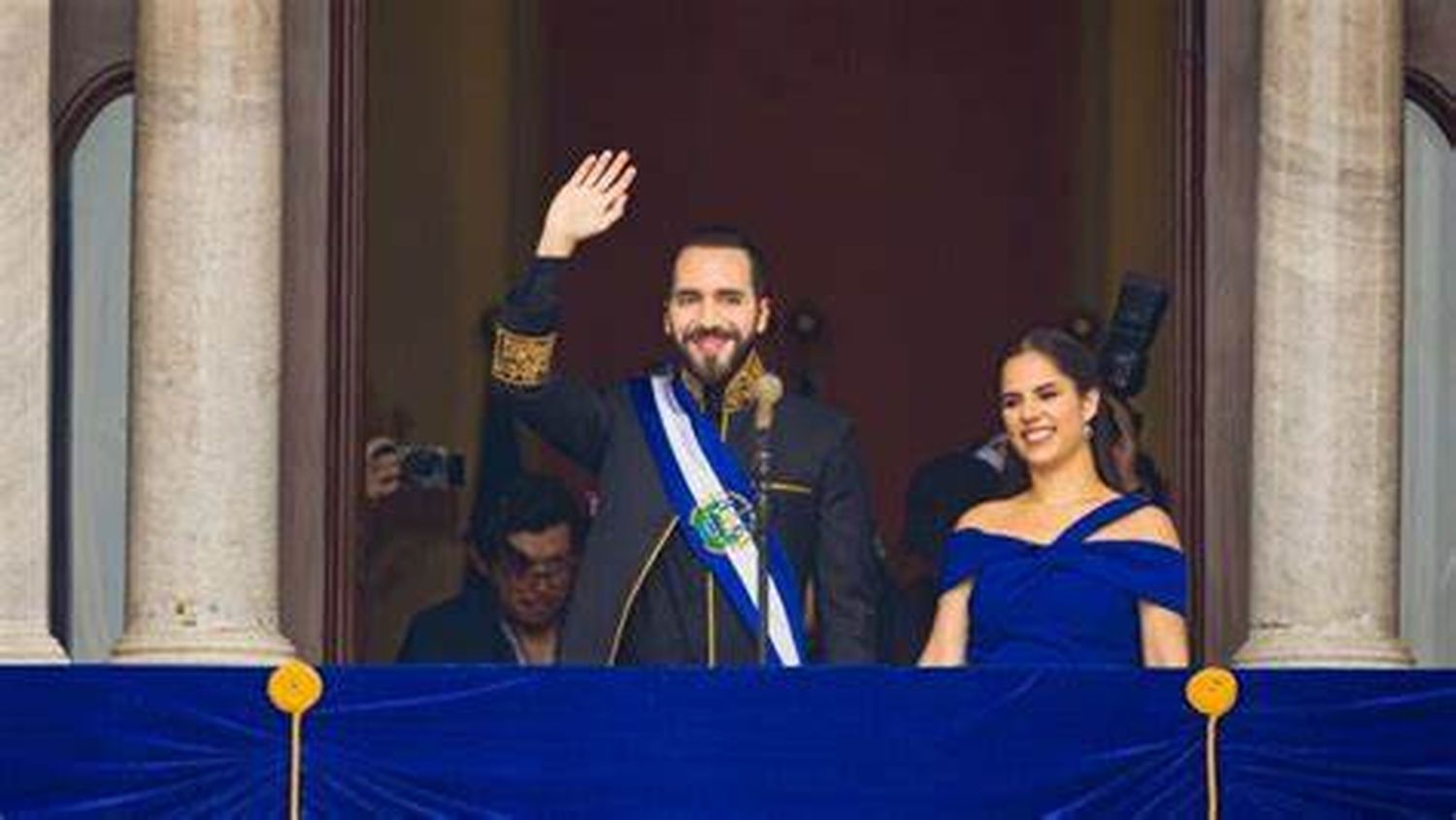 En el Palacio Nacional de El Salvador, Bukele juró para asumir la presidencia.