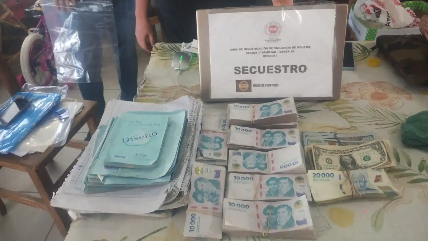 Rescataron a 42 personas en situación de explotación laboral y secuestraron armas, dinero y documentación - 7