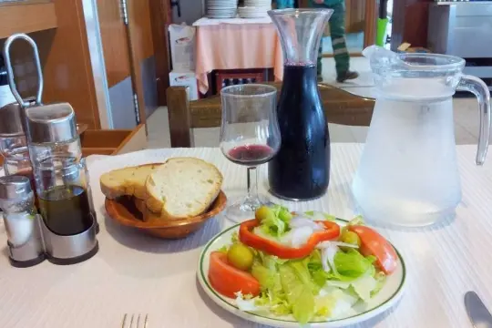 Impulsan un proyecto de ley para regular el servicio de mesa en la Provincia