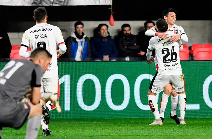 Newells le ganó con autoridad a Estudiantes y es el único líder del torneo