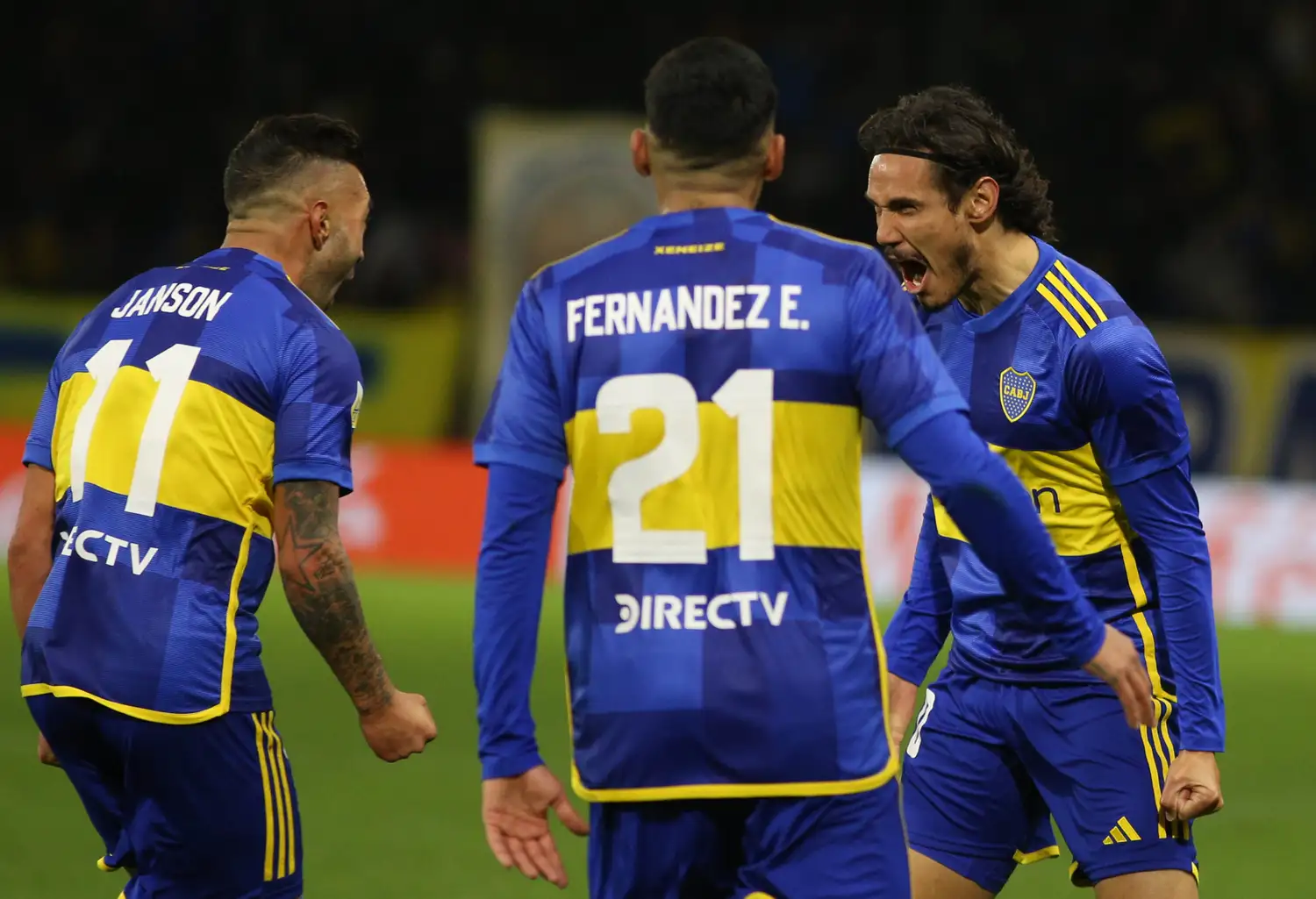 El festejo entre el olavarriense Janson, "Equi" Fernández y Cavani.