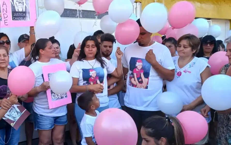 Emocionante suelta de globos por Candelaria, la nena que murió por una bala perdida en Navidad