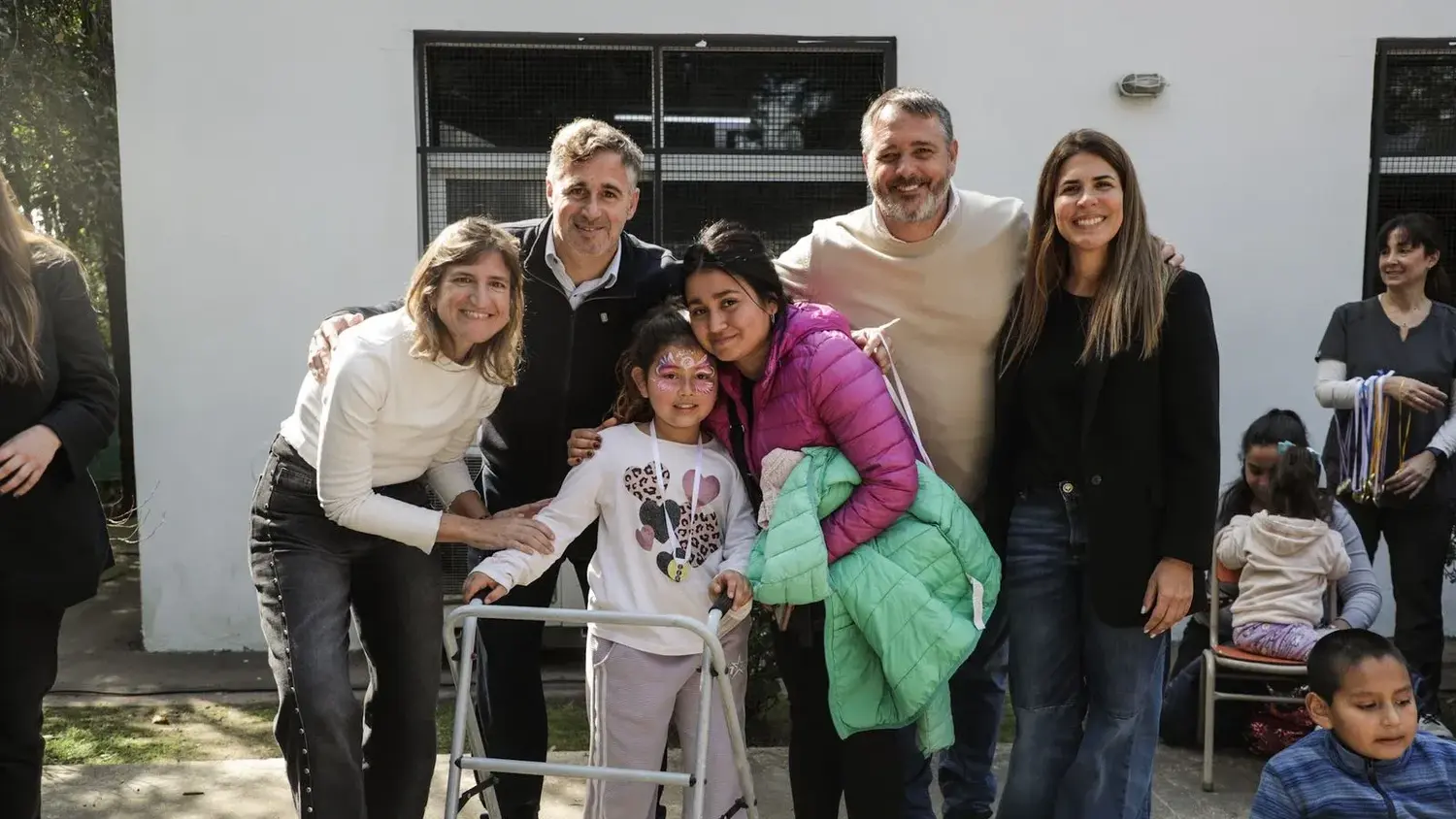 El intendente Federico Achával y funcionarios participaron de la jornada recreativa junto a la comunidad.