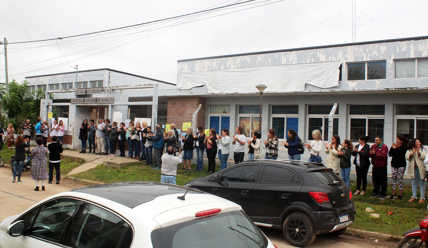 Se realizó un abrazo simbólico a la Escuela Manauta