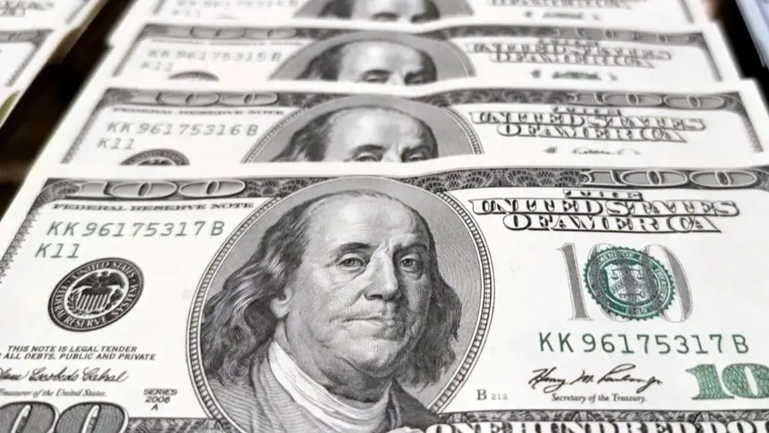 El dólar oficial sube $20, se vende a $1465 y marca un nuevo máximo