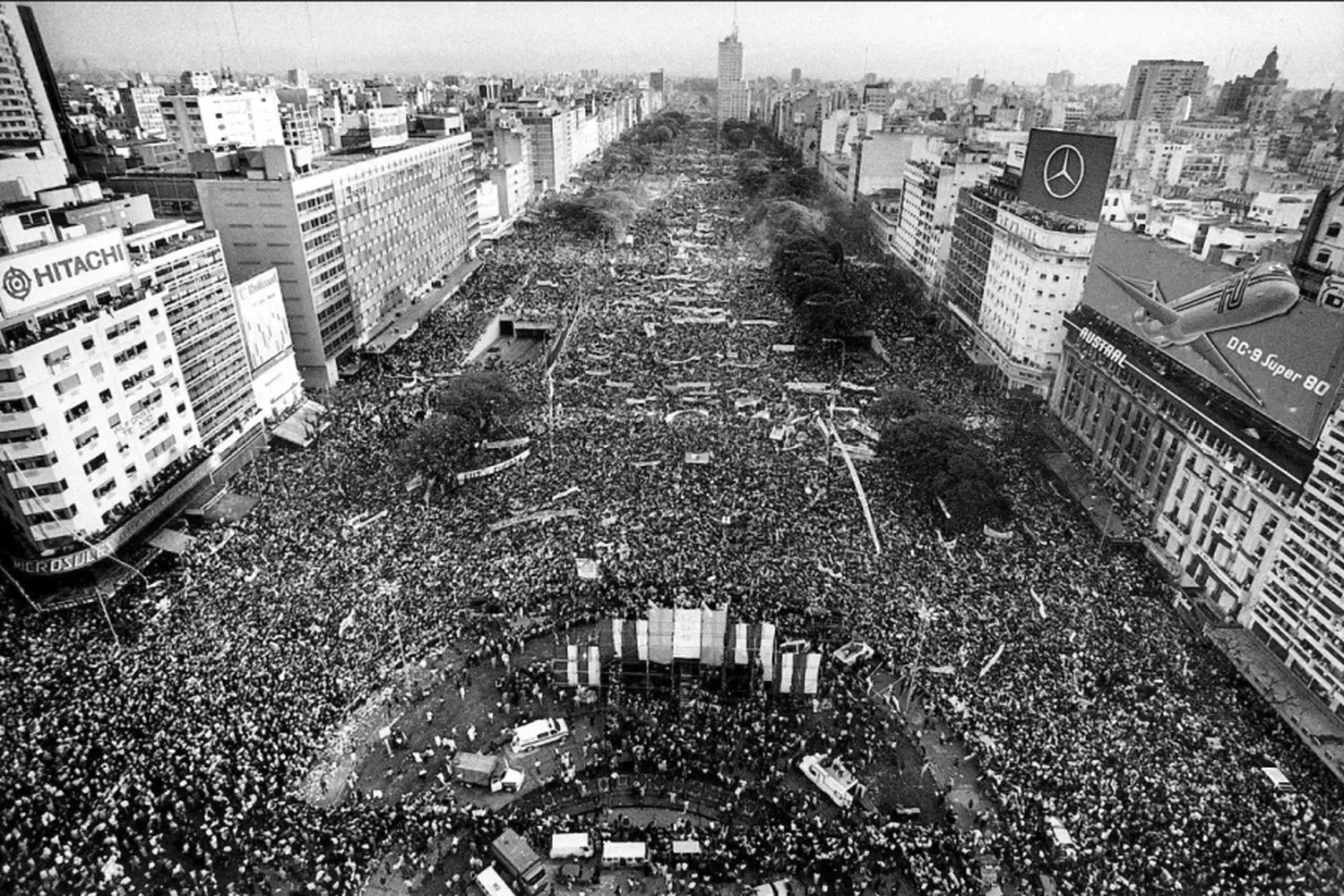 La 9 de Julio, colapsada de militantes en el cierre de Raúl Alfonsín en 1983. Foto NA/Marcelo Ranea.