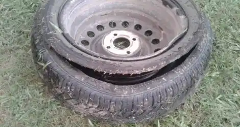 “Así quedó la rueda” por un pozo en ruta 1001