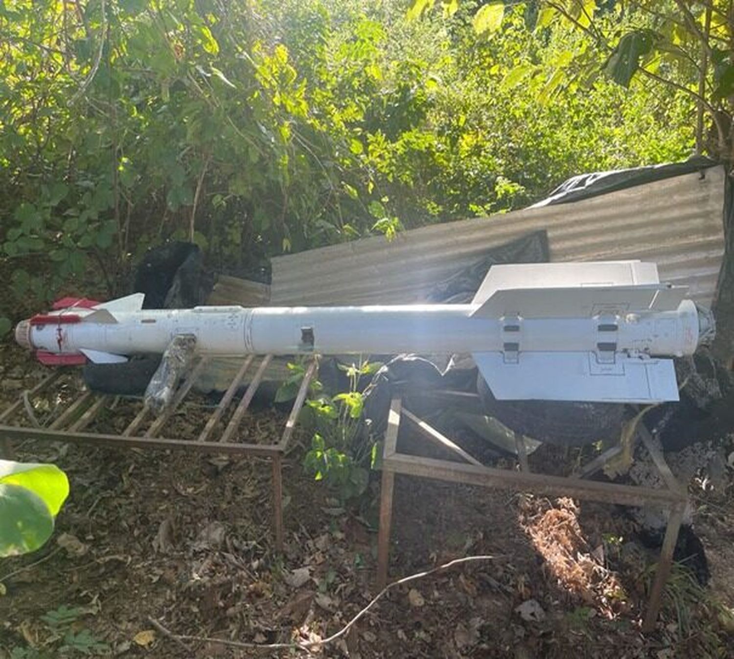 ¡INAUDITO! Encuentran un misil de Sukhoi dentro de una casa