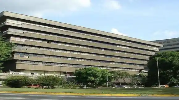 DE UN TIRO EN LA CABEZA: matan a trabajador que trató de evitar el robo en un autobús en Catia