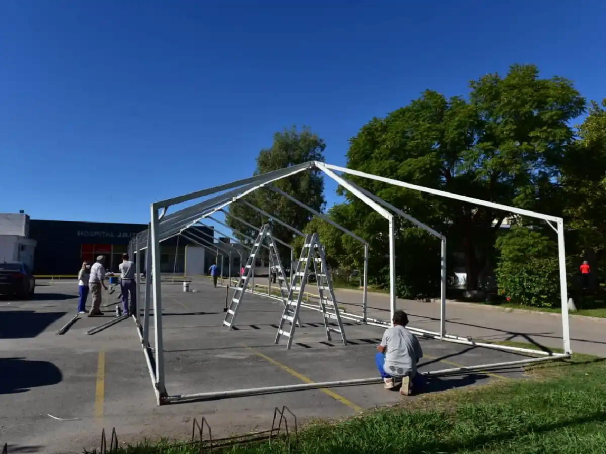 Comenzaron a instalar la carpa sanitaria para evaluar pacientes con Covid