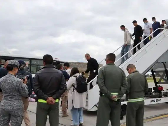 Un grupo de argentinos deportados por el gobierno de Donald Trump regresarán al país