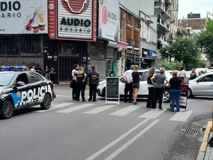 Vecinos y comerciantes se manifestaron en Rioja y Entre Ríos por reiterados cortes de luz y el tránsito fue interrumpido