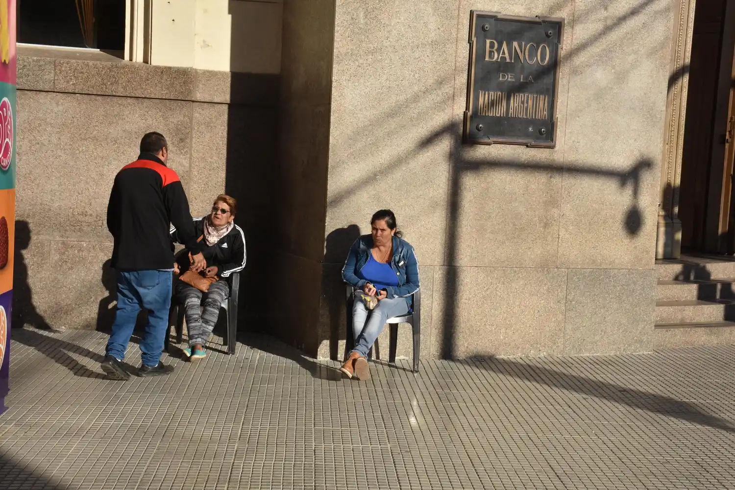 Bancos: se amplía la atención por ventanilla para personas con discapacidad