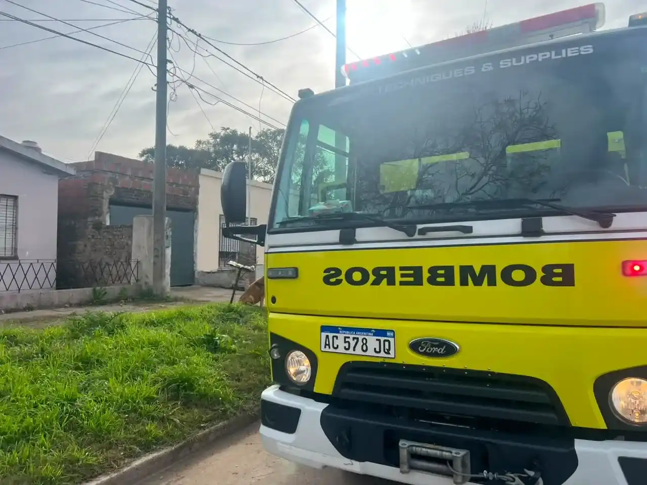 Bomberos en el lugar.