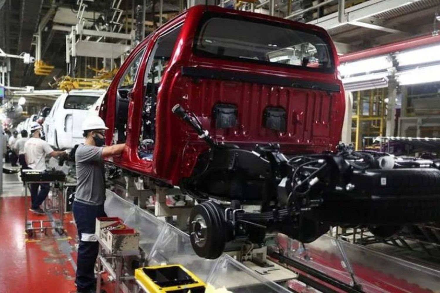 Toyota se suma a Ford y suspende su producción por la escasez de neumáticos