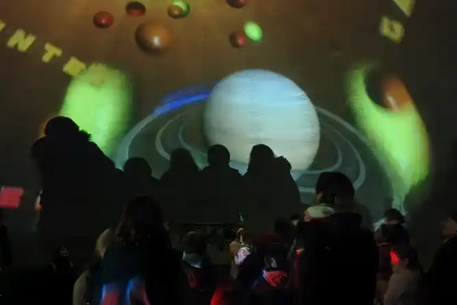 Más de 240 estudiantes de parajes rurales disfrutaron del planetario móvil