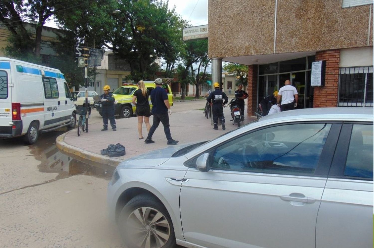 Fuerte choque entre un auto y una bicicleta.