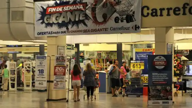 Los supermercados volvieron a abrir, pero no se llenaron de clientes
