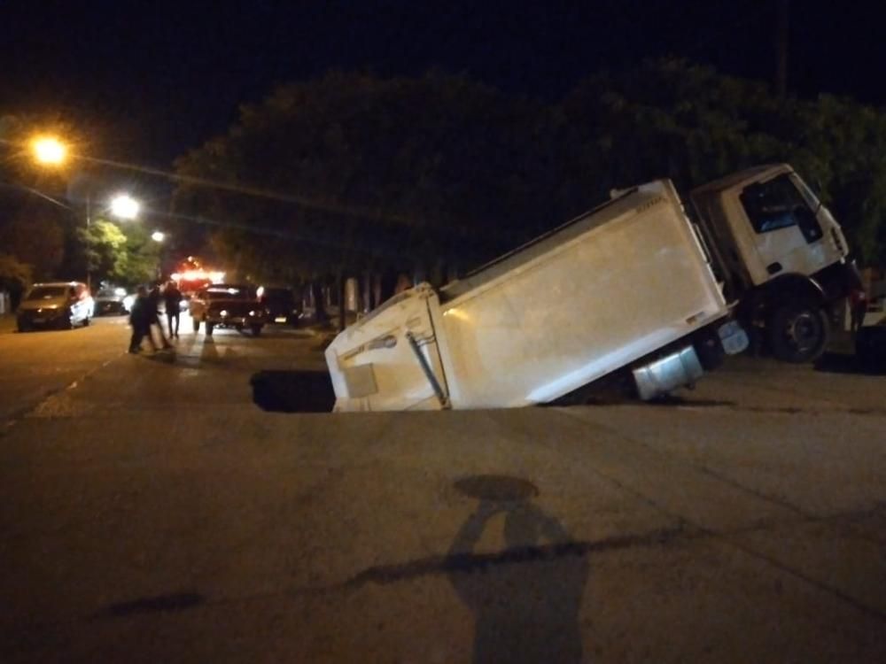 Bragado: Se hundió la calle y un camión municipal quedó incrustado en el pozo