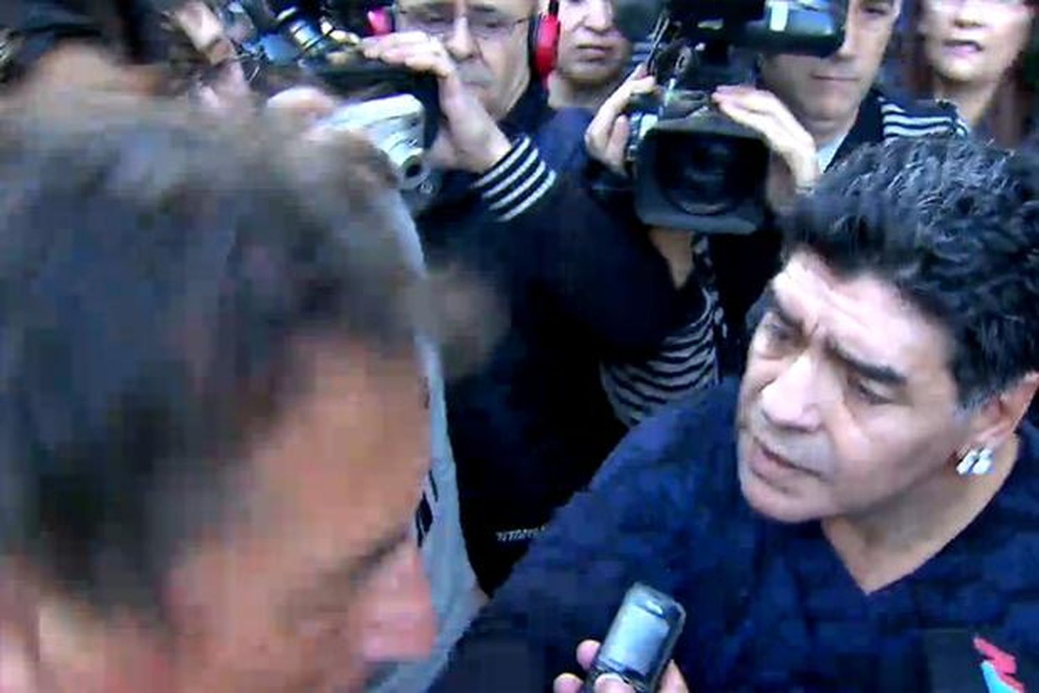 Diego Maradona fue al teatro y terminó abofeteando a un periodista