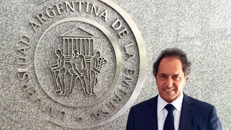 Denuncian a Scioli por supuesto fraude en la obtención de su título universitario