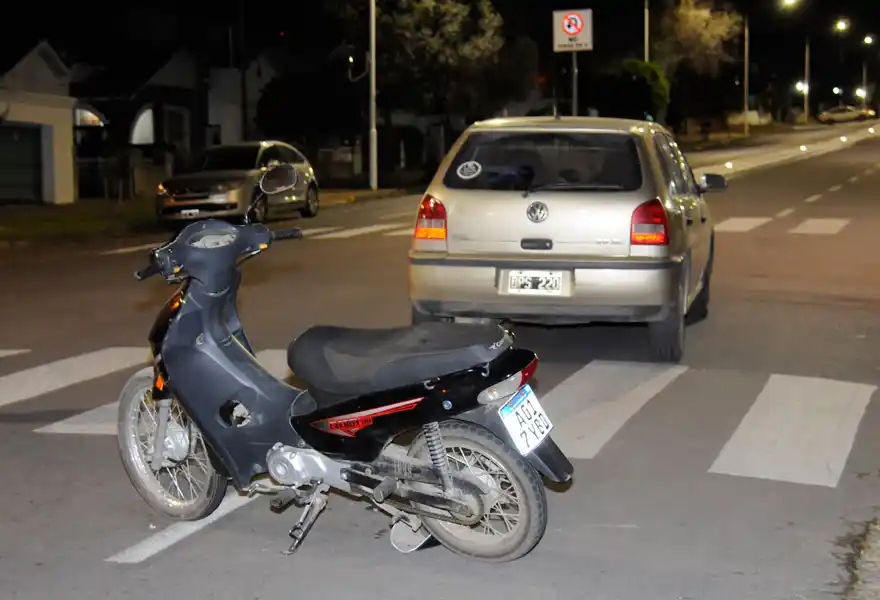 Una mujer sufrió traumatismo de cráneo tras chocar con su moto