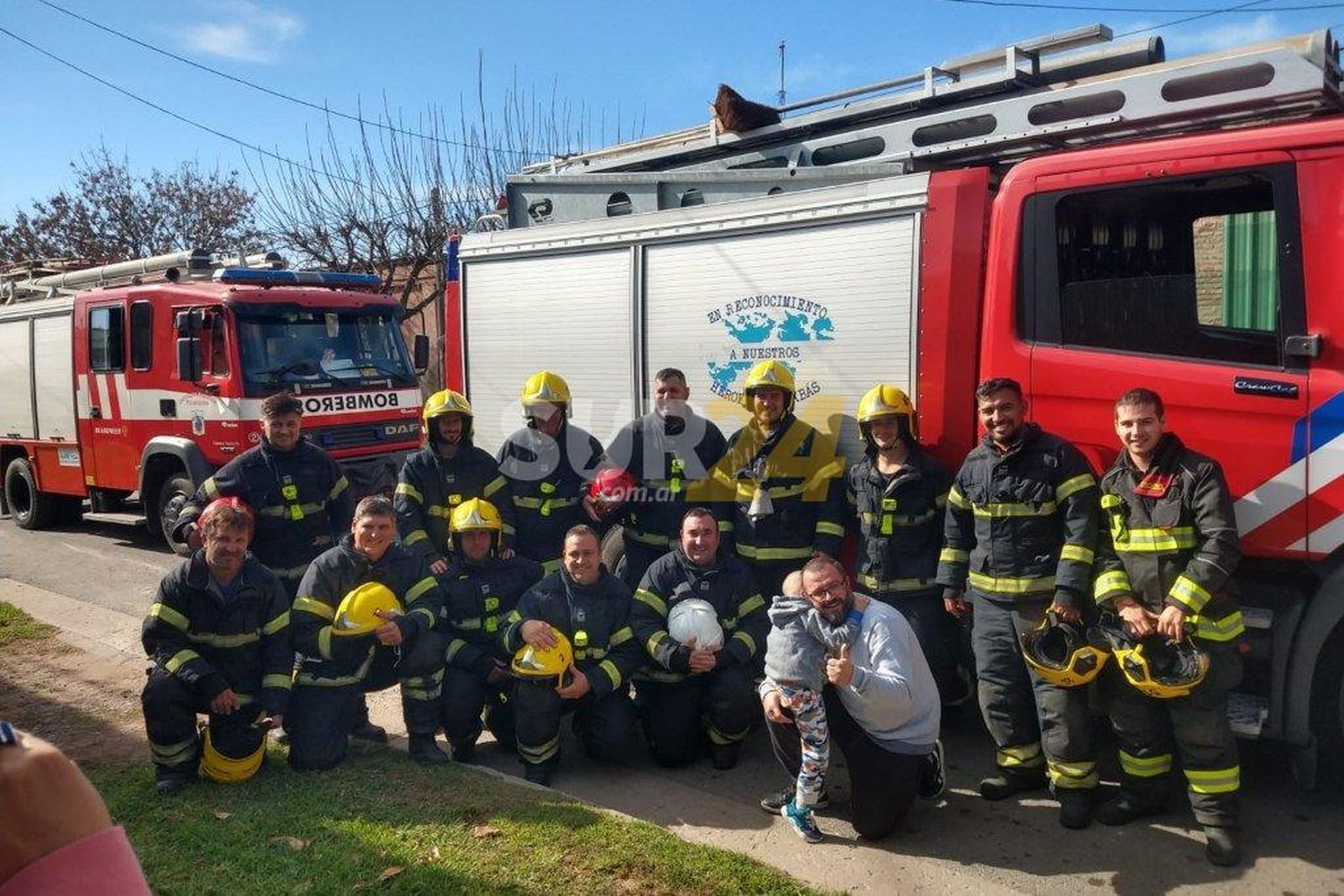 Padece una grave enfermedad y sueña con ser bombero: sus “colegas” le dieron una sorpresa