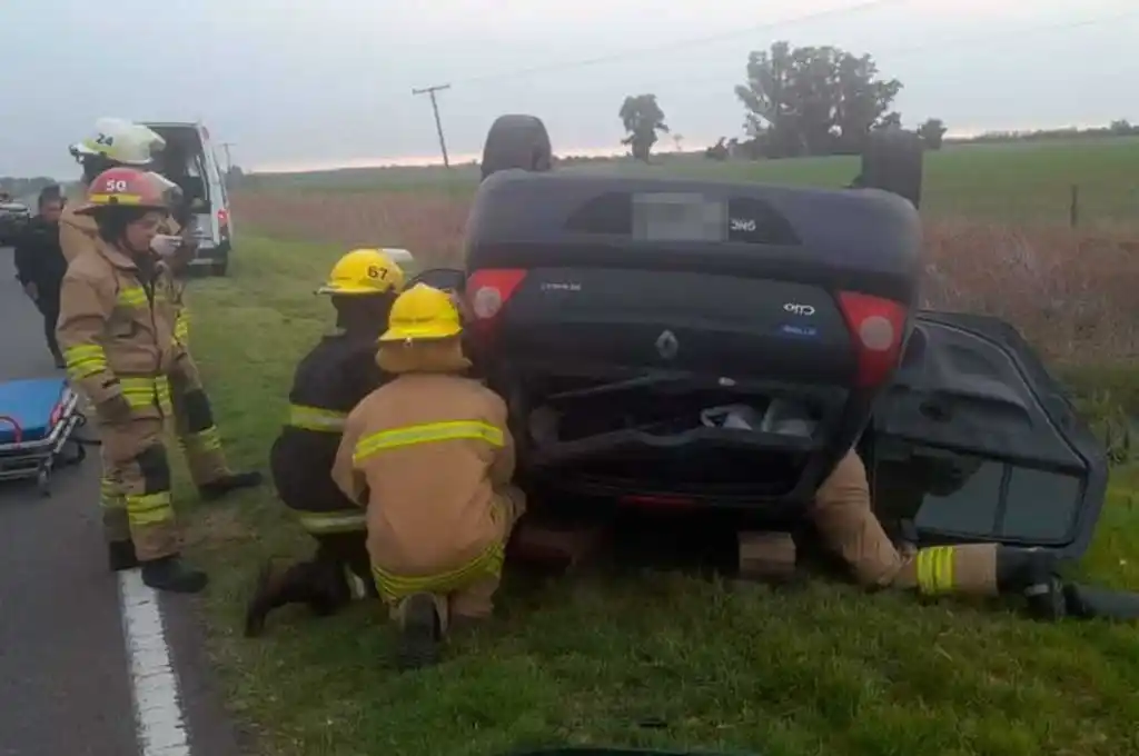 San Genaro: un automóvil volcó, su conductor quedó atrapado y debió ser rescatado por los bomberos