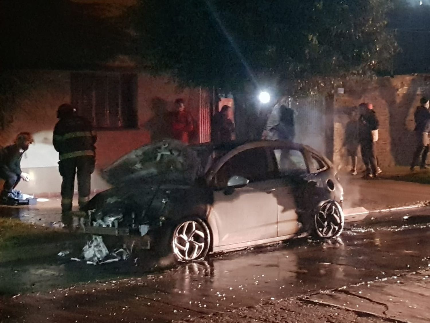 Incendiaron un auto en barrio Fomento 9 de Julio