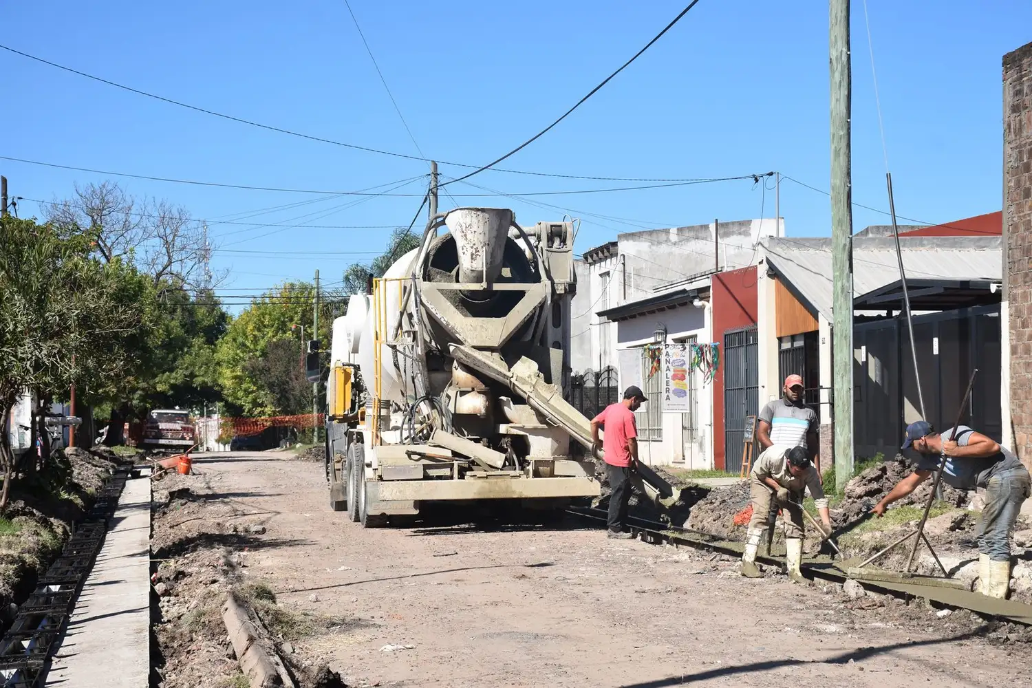 Comenzaron los trabajos de cordón cuneta sobre la calle Fray Mocho