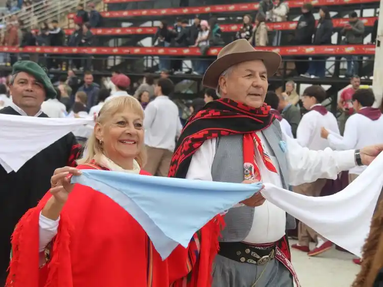 Invitan a adultos mayores a participar del Gran Pericón Nacional en los festejos del 25 de Mayo