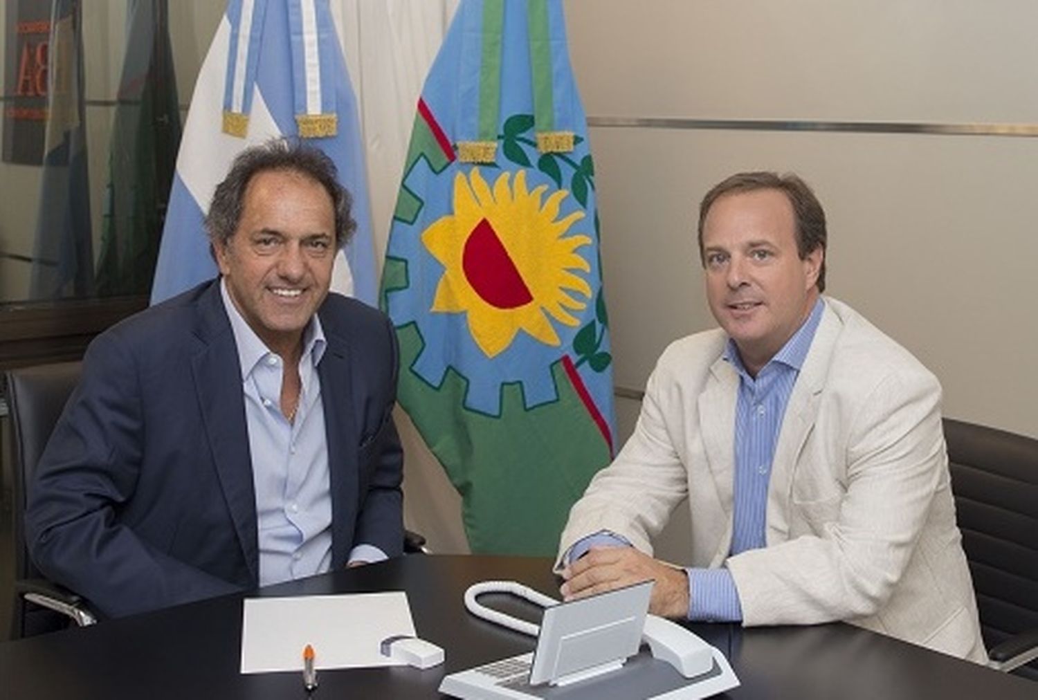 Coll Areco: El candidato de Scioli en San Miguel que canta por YouTube
