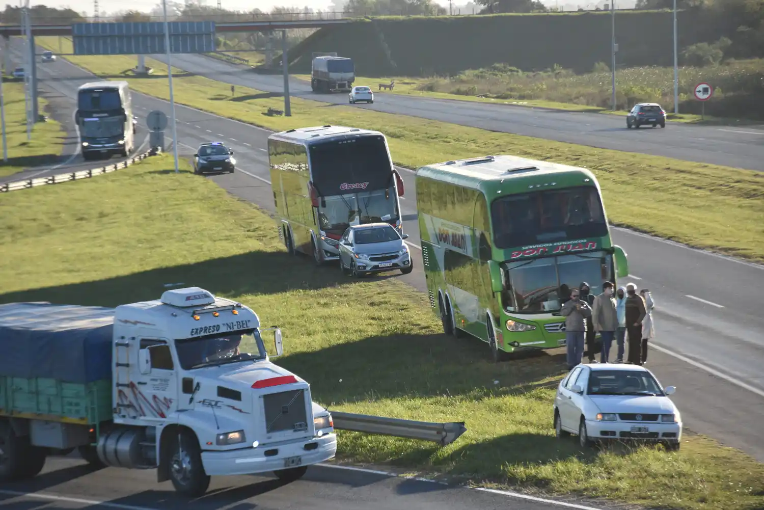 Cortan media calzada en la autopista y suspenden el de la ruta 168