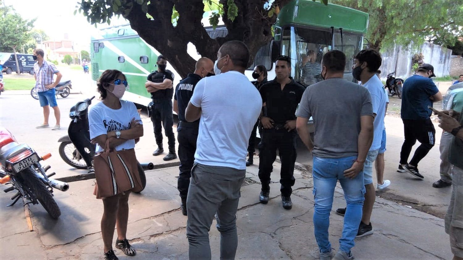 La Justicia llegó al bloqueo en Rey Distribución: Camioneros se negaba a desalojar y finalmente movieron el micro