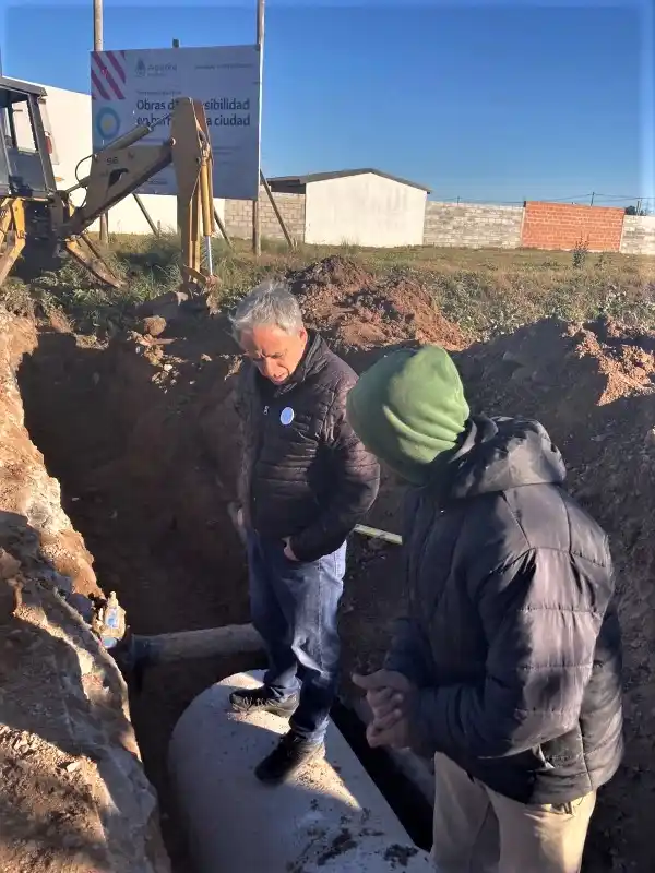 Realizan trabajos finales de la obra de pavimento en calle Colombia