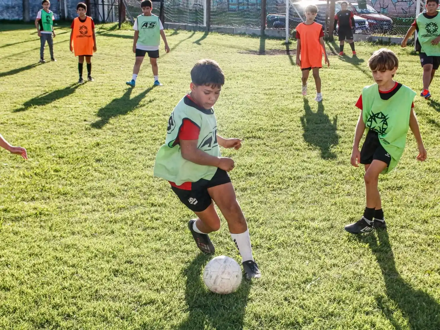 Independiente detalló que la oferta de fútbol, vóley y tenis es para chicos de entre 10 y 18 años.