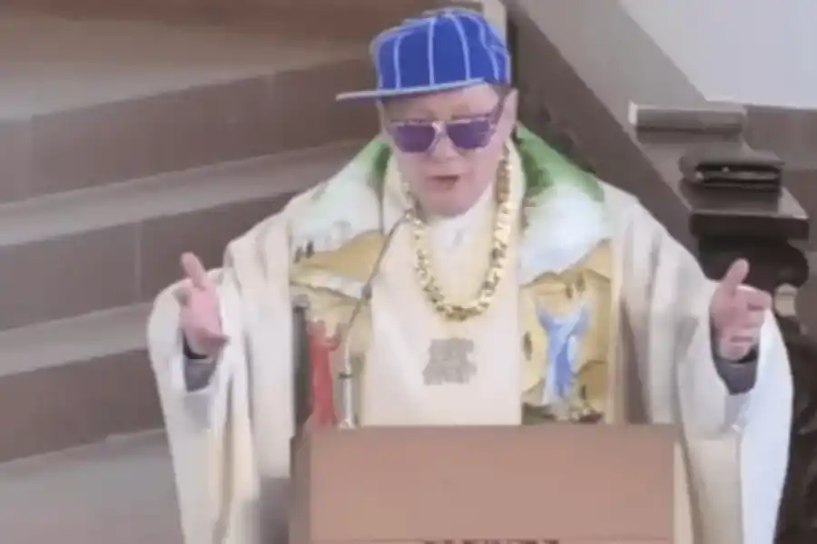 De no creer: con lentes, gorra y la sotana, un cura rapeó en plena misa