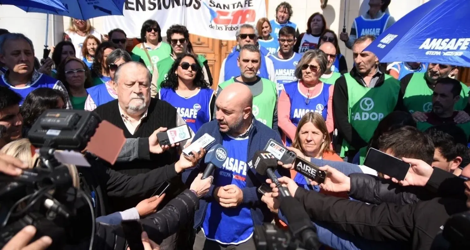 Este jueves al mediodía, los gremios convocaron a una conferencia de prensa frente a la Legislatura. Crédito: Gentileza