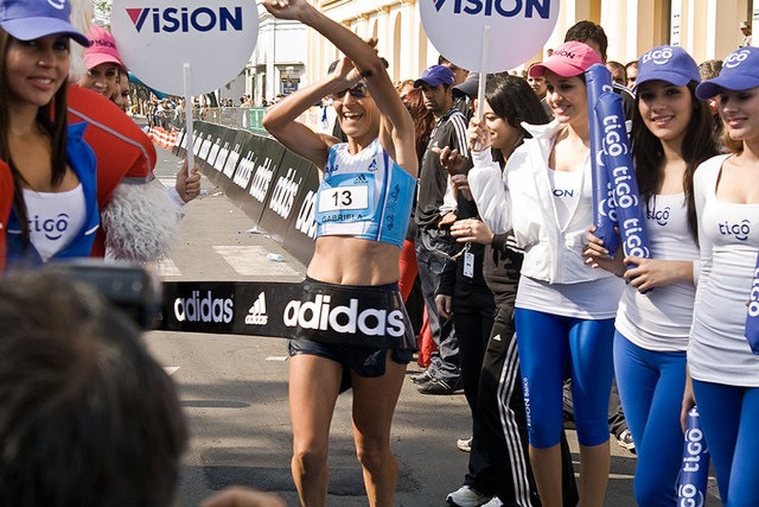 La atleta local y uno de los momentos más importante de su carrera deportiva: cuando se consagró campeona sudamericana de maratón en 2010..