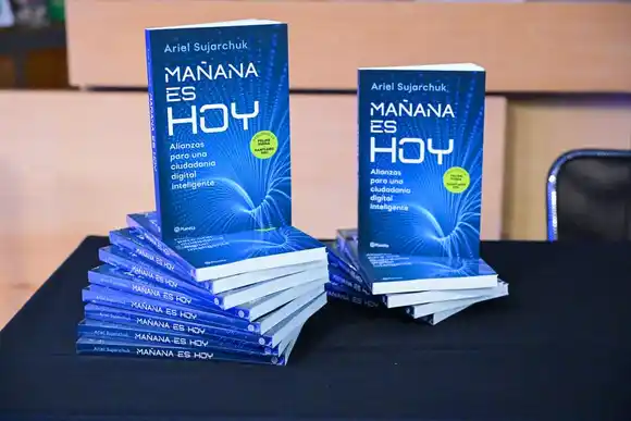 Sujarchuk presentó su primer libro “Mañana es hoy. Alianzas para una ciudadanía digital inteligente"