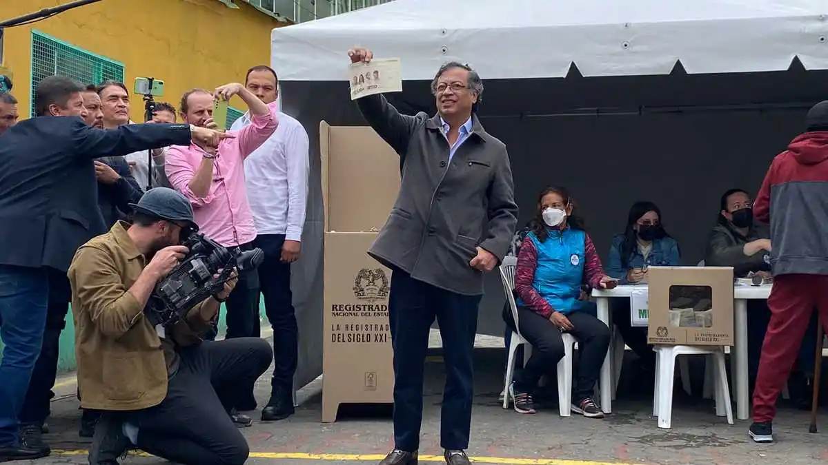 Gustavo Petro ejerce su derecho al voto y advierte sobre fraude electoral