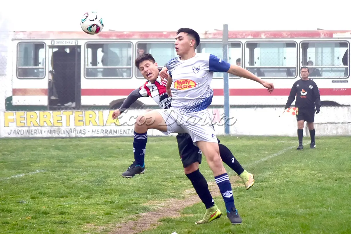 Disputa de balón entre Carrizo y Roteño