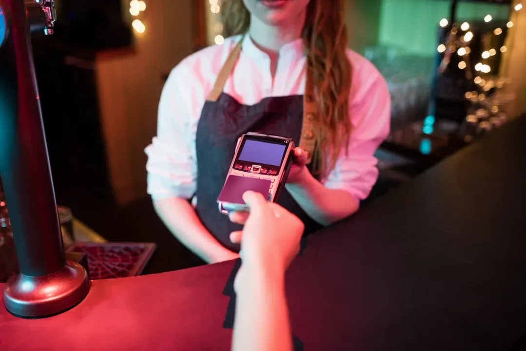 Detuvieron a una bartender que cobraba los tragos del boliche con su propio posnet y se quedaba con la plata