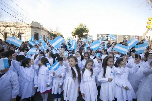 Más de 300 alumnos, militares y vecinos hicieron la promesa de lealtad a la bandera