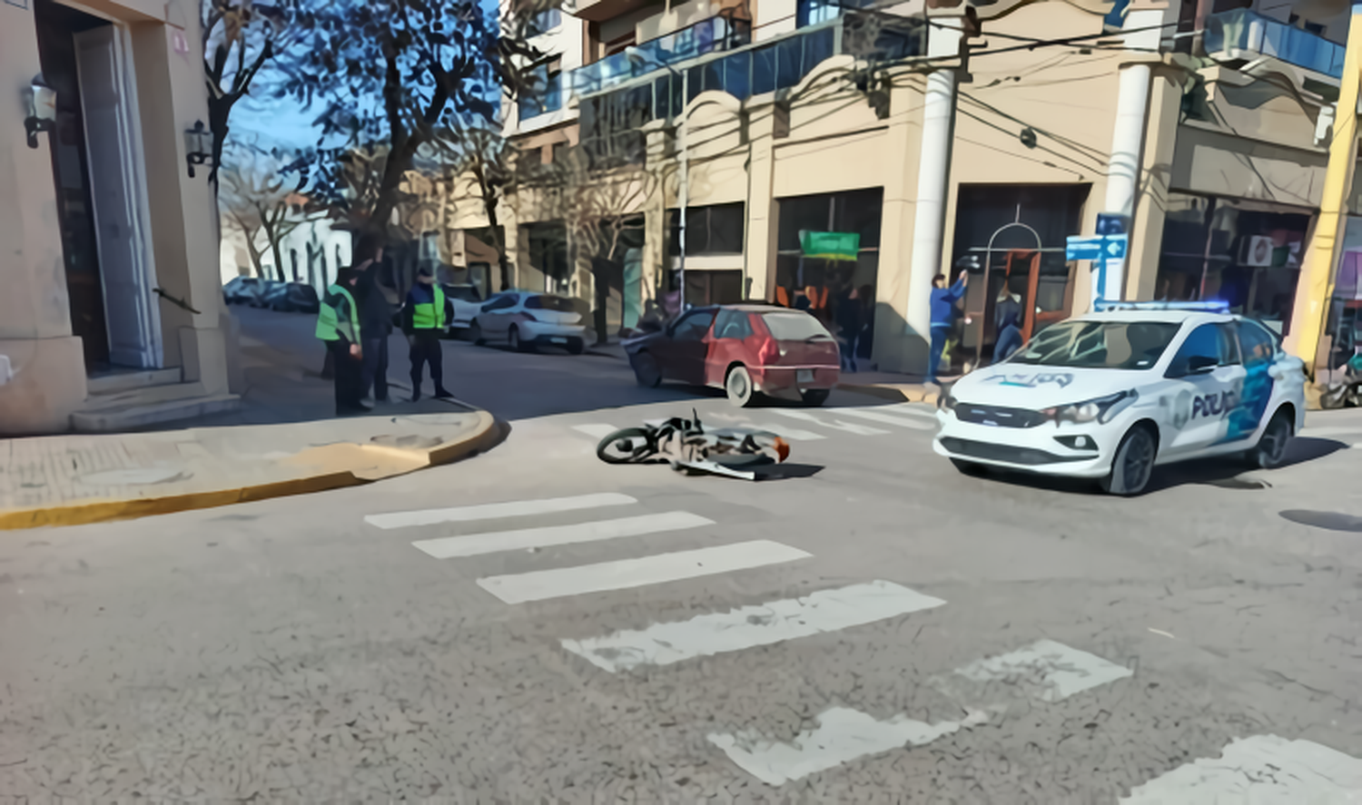 La moto y el auto chocaron en la intersección de las calles Mitre y San Martín.