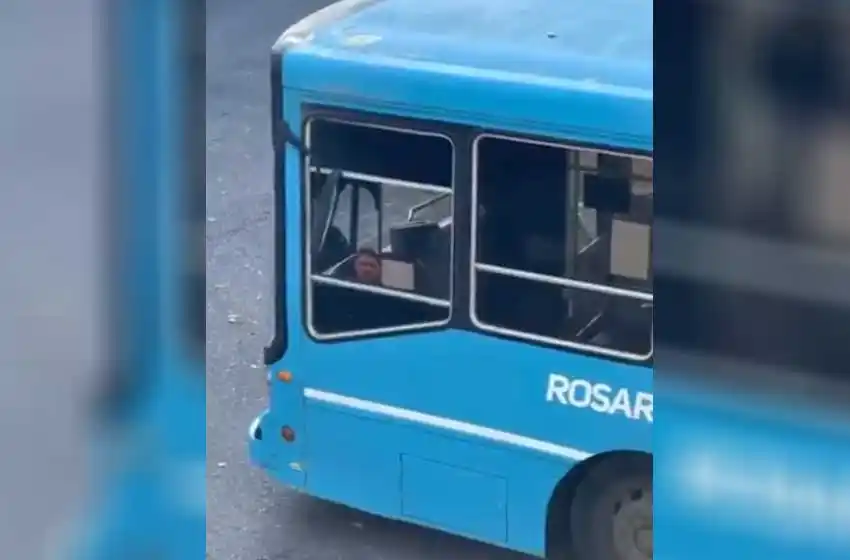 Video: pegaron en una línea de transporte un cartel con cargadas a Newells