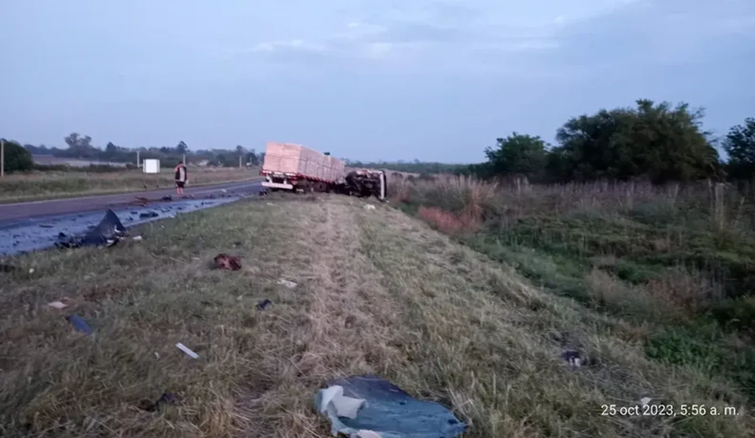 Conductor hospitalizado tras choque entre auto y camión