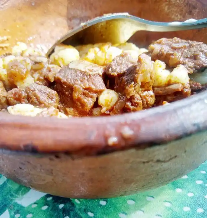 Delicioso guiso e historia, en la misma olla